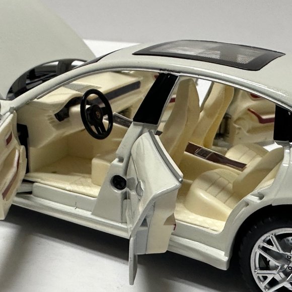 1:24 2020 Porsche Panamera White Diecast With LED Lights - Picture 7 of 9